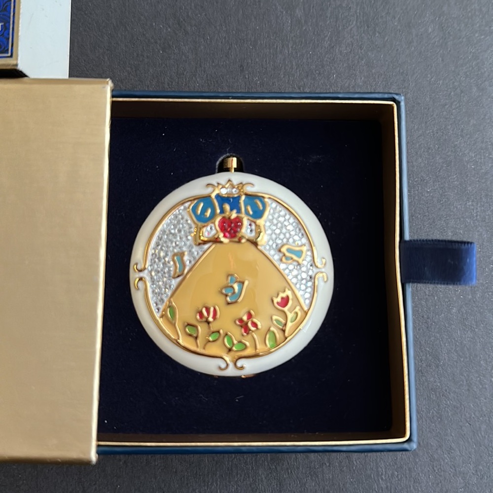 Estée Lauder Disney Princess Collection powder compact, translucent. Refillable.